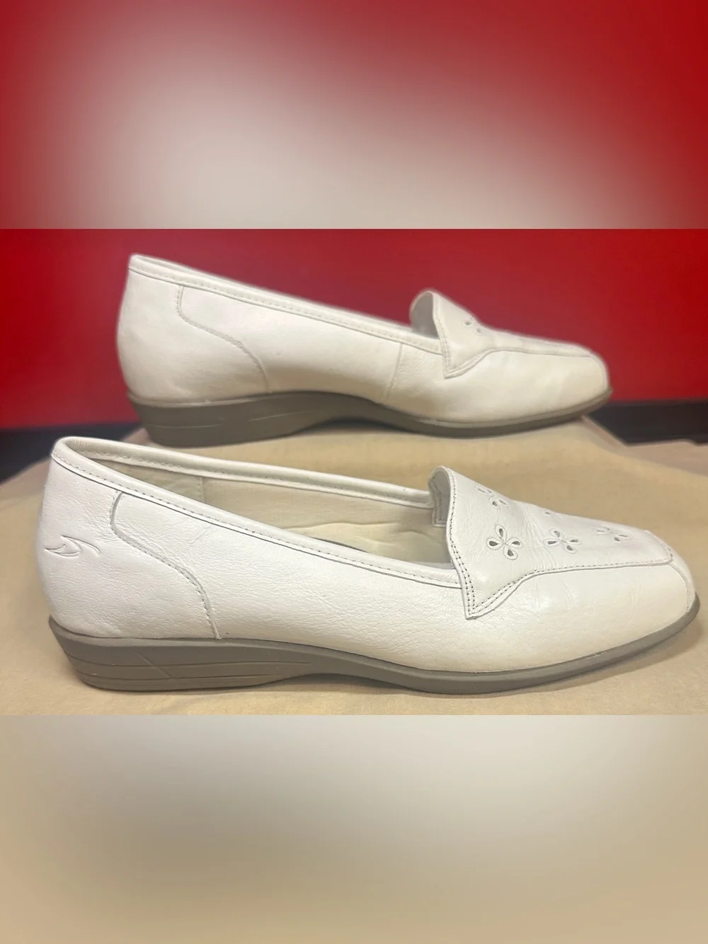 Dr Scholl’s White Leather Loafers Floral Pattern Cutouts Women’s Size 7.5M